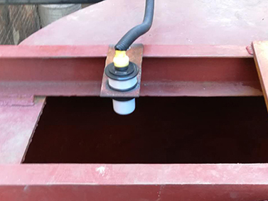 铝业公司废水池液位测量现场.jpg